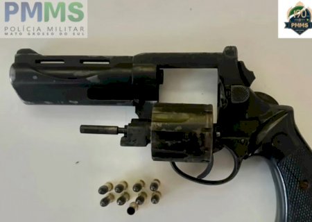 Polícia apreende arma de fogo e detém dois jovens após confusão em conveniência de Juti