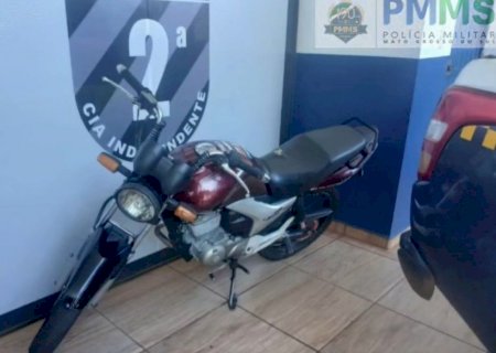 PM apreende motocicleta e conduz menor à delegacia por manobras perigosas em Caarapó