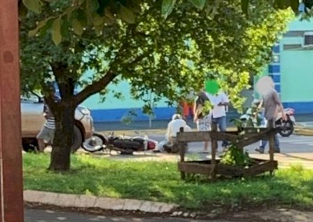 Acidente entre moto e caminhonete é registrado em frente à Câmara de Vereadores de Caarapó