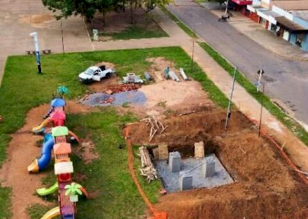 Instalação de antena de internet "acaba" com praça e revolta moradores