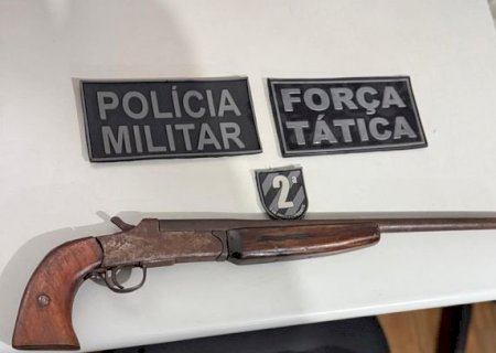 Homem é preso com arma de fogo após ir atrás de suspeito de furtar alumínio em Caarapó