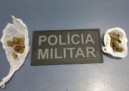 Dois jovens são detidos com maconha em praça de Caarapó