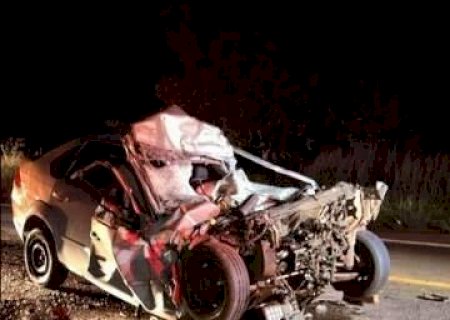 Motorista morre e carro vira sucata ao colidir na traseira de bitrem na MS-267