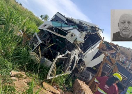 Caminhoneiro morre após sofrer mal súbito e bater em árvore na BR-163, entre Caarapó e Juti