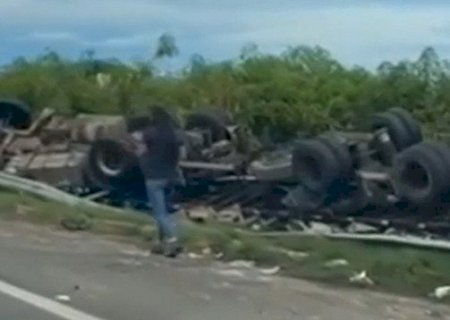 Motorista morre após carreta com óleo de soja tombar na BR-163