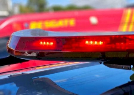 Homem é assassinado com facada no pescoço e deixado ao lado de moto