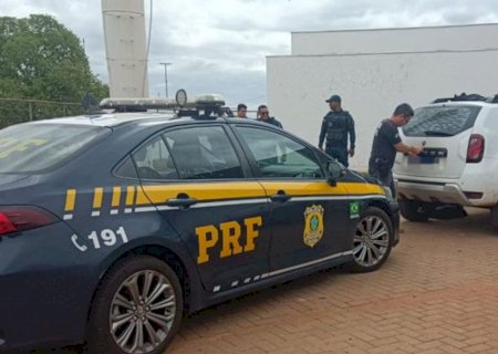 Motorista foge a pé e polícia encontra mais de 800 kg de maconha em veículo