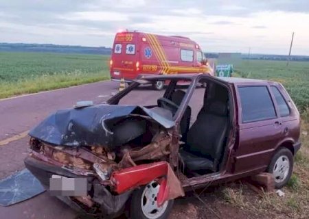 Batida frontal deixa motorista preso às ferragens em rodovia de Amambai