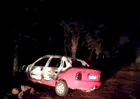 carro incendiado é encontrado com corpo dentro em Rio Brilhante