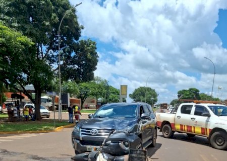 Acidente entre carro e motocicleta deixa ferido na BR-163 em Caarapó
