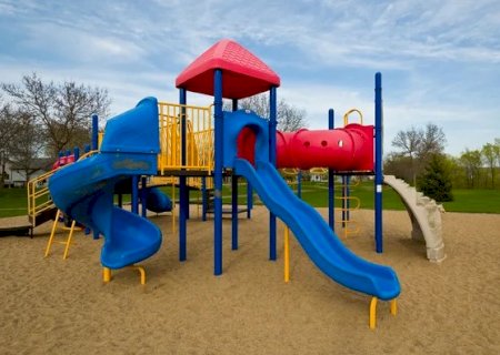 Prefeitura de Caarapó firma contrato de R$ 625,5 mil para compra de playgrounds por adesão a ata