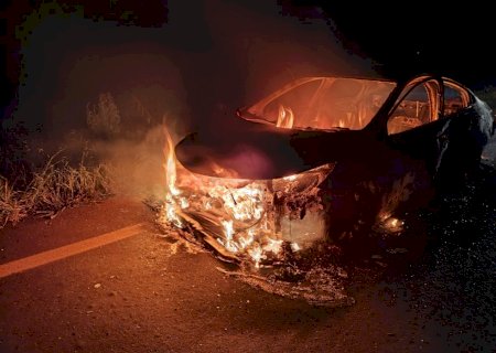 Incêndio em veículo mobiliza bombeiros na MS-156, entre Amambai e Caarapó