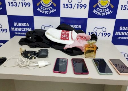 Homem é preso nu após invadir loja e tentar fugir pulando muros no centro de Dourados