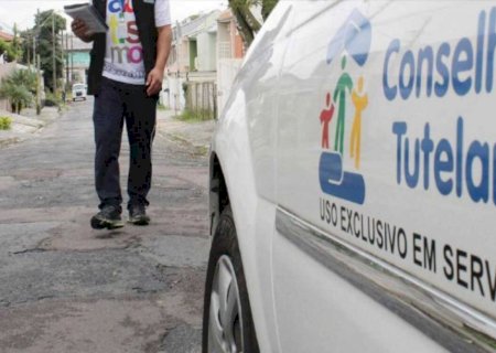 Mulher sai para beber, deixa crianças sozinhas e vai presa em Nova Alvorada do Sul