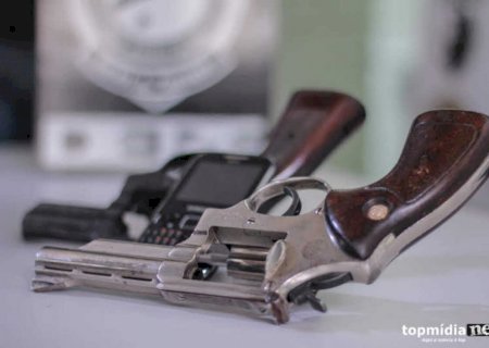 'Valentão' bate na esposa, foge de casa e vai preso com arma em Aparecida do Taboado