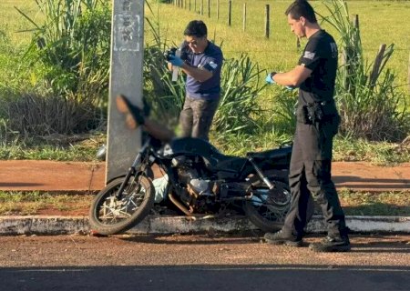 Motociclista morre após perder controle e bater em poste