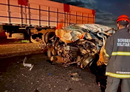 Grave acidente na BR-267 deixa três pessoas mortas e uma ferida