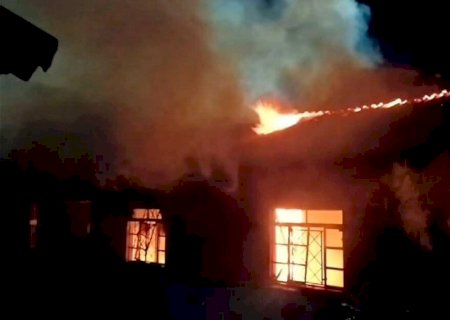 Homens brigam em pizzaria e ateiam fogo em casa de Dourados (vídeo)