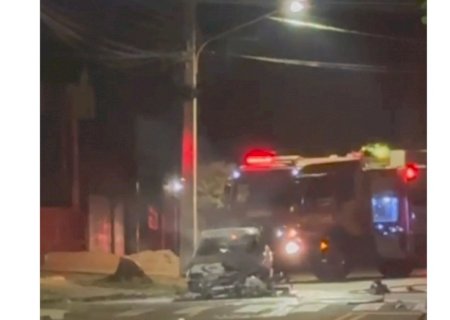 Colisão entre moto e carro causa incêndio e deixa feridos em DouradoS