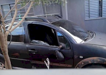 Carro que arrancou perna de comerciante &eacute; encontrado escondido em casa