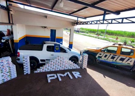 Homem estaciona para esperar 'batedor' e acaba preso com cigarros contrabandeados