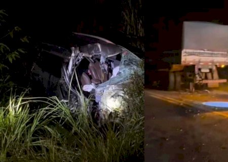 Picape fica destruída ao bater em traseira de carreta parada na MS-382
