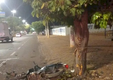 Motociclista morre após perder controle e bater contra árvore na Marcelino Pires