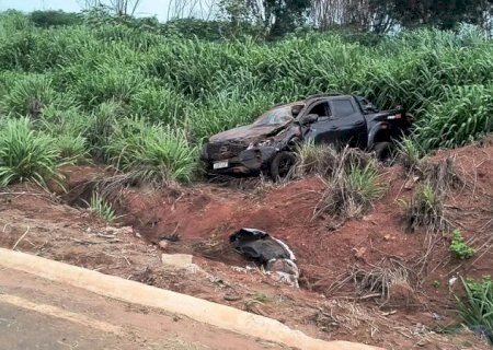 Motorista capota caminhonete roubada na MS-276 e acaba preso