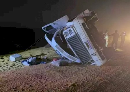 Carreta carregada com soja tomba em trecho sem asfalto da MS-134