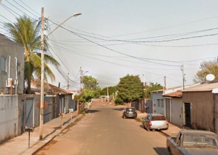 Casal &eacute; baleado ap&oacute;s estacionar ve&iacute;culo em frente &agrave; resid&ecirc;ncia