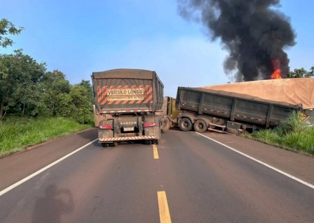 Carretas colidem frontalmente, uma tomba na pista e pega fogo