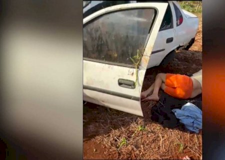 Motorista desgoverna carro em rotatória e capota carro várias vezes em Dourados