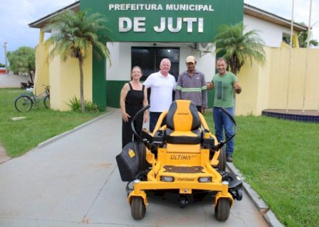 Prefeitura de Juti reforça serviços de limpeza e paisagismo com novo equipamento