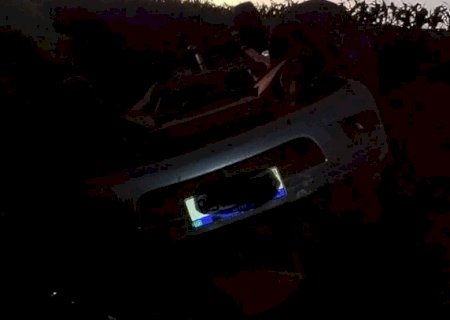Pai e filho ficam feridos após carro cair em vala na MS-278 em Caarapó