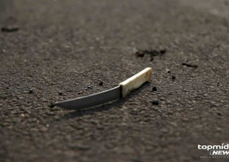 Por vingança, homem ataca e esfaqueia pai deficiente físico em Campo Grande>