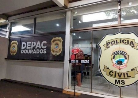 Homem é preso após avançar carro contra portão e ferir ex-companheira>