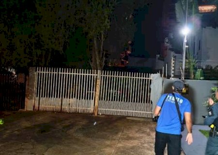 Homem de 56 anos morre ao ficar com cabe&ccedil;a presa em port&atilde;o>