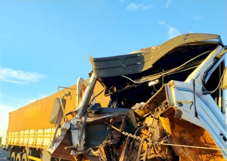 Colisão entre carretas deixa jovem ferido entre Amambai e Tacuru