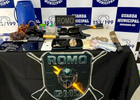 Suspeitos são presos com drogas, objetos e scooter furtada em Dourados>