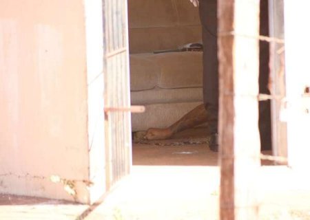 Armado com fac&atilde;o, homem morre ao avan&ccedil;ar contra policiais no Jardim Noroeste