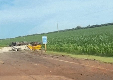 Motorista morre ao invadir pista contr&aacute;ria e bater de frente com caminh&atilde;o>