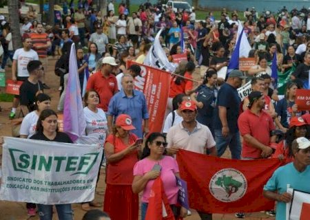 Mulheres e ind&iacute;genas puxam ato contra 6x1 e terceiriza&ccedil;&atilde;o em Campo Grande>