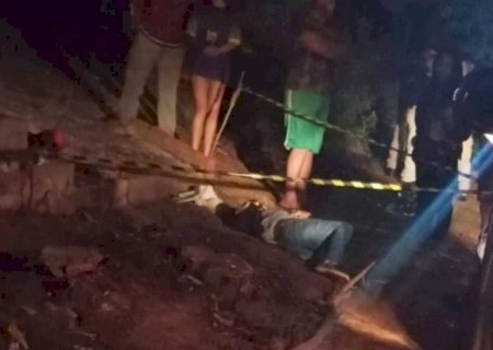 Homem achado morto na fronteira foi 'rasgado' com 18 facadas>