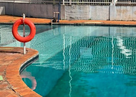 Bebê que se afogou em piscina morre após dias internado em estado grave>