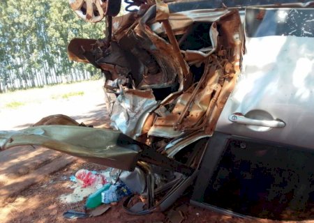 Veículo capota e mulher morre presas às ferragens>