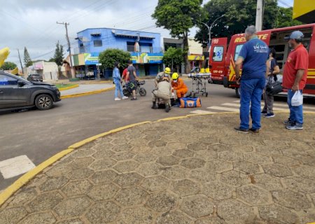 Adolescente fica ferida em colisão entre carro e motocicleta elétrica no centro de Caarapó>