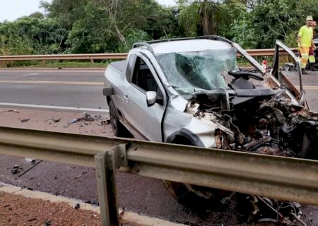 Colis&atilde;o frontal entre camionetes mata jovem na BR-163>