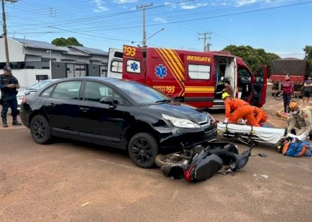 Mulher sofre fraturas na perna após colisão entre carro e moto em Caarapó>