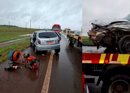 Motoristas se envolvem em acidente e ficam presos às ferragens na BR-163>