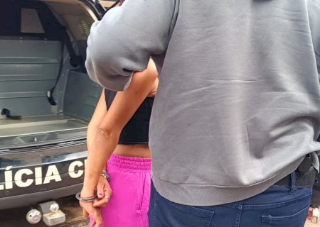 Mulher suspeita de incendiar banheiro com homem dentro é presa em Dourados